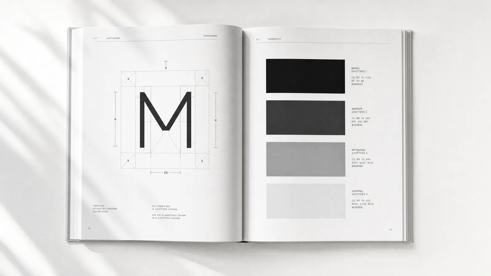 Doppelseite eines Corporate-Design-Manuals: Logo mit Schutzraum-Konstruktion und Farbsystem in Schwarz- und Grautönen