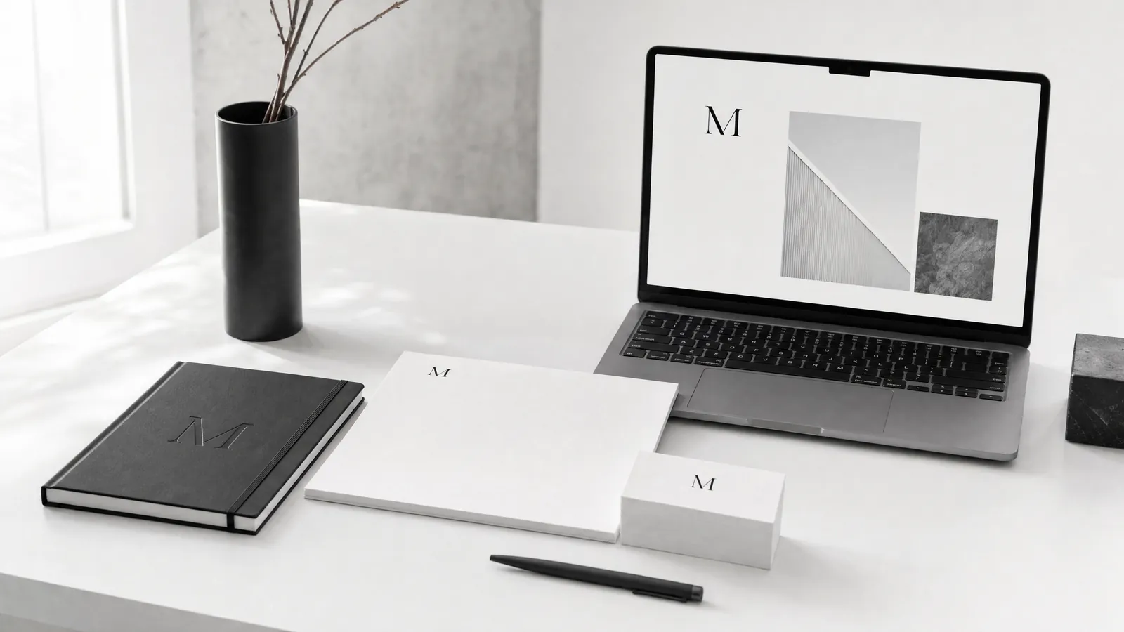 Markenauftritt aus einem Guss: Monogramm-Logo auf Visitenkarte, Briefbogen und Notizbuch, dazu die passende Website