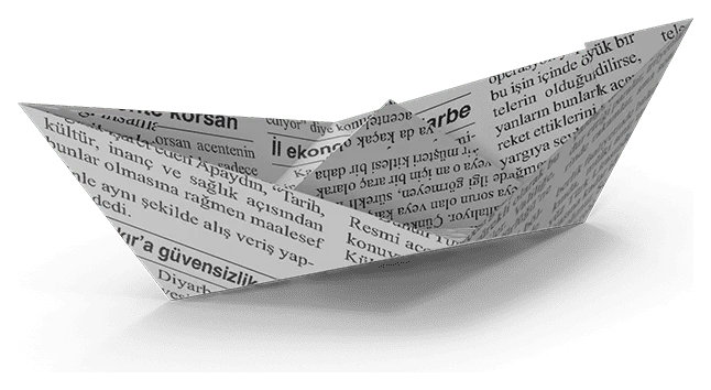 Papierschiff aus bedrucktem Zeitungspapier