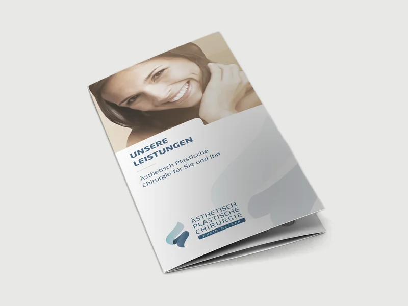 Klappflyer Unsere Leistungen der Ästhetisch Plastischen Chirurgie Rhein-Neckar in Beige und Blau