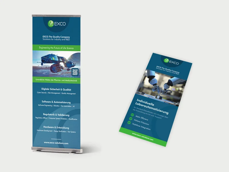 Rollup und gefalzter Flyer für EXCO zur individuellen Laborautomatisierung in Blau und Grün