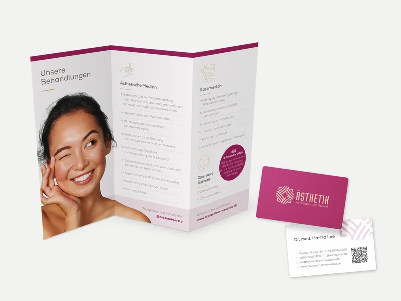 Aufgestellter Behandlungsflyer Unsere Behandlungen und Visitenkarten in Magenta und Weiß für Ästhetik im Hautzentrum Neusäß