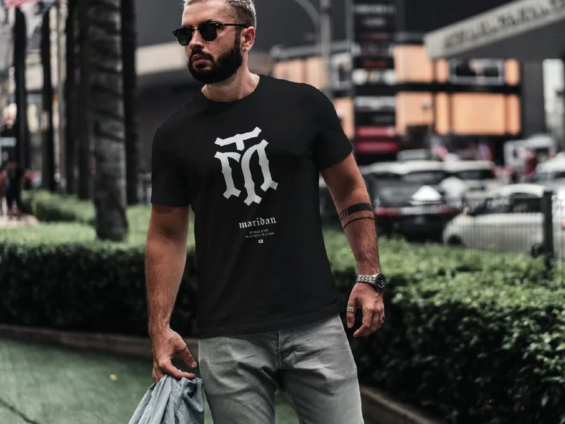 Model im schwarzen Maridan-Shirt mit Monogramm, Merch aus dem Rebranding von Maridan Tobacco