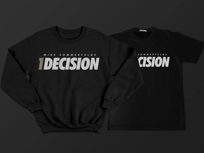 Schwarzer Pullover und schwarzes T-Shirt mit dem Schriftzug „Mike Sommerfelds 1Decision“